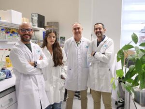 The scientists from the University of Malaga (UMA), authors of this work, Víctor Carrión, Blanca Ruiz, Francisco Cazorla and José A. Gutiérrez, pose in a laboratory at the IHSM.